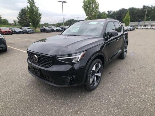 2025 Volvo XC40 B5 Plus Dark Theme