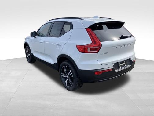 2026 Volvo XC40 B5 Core