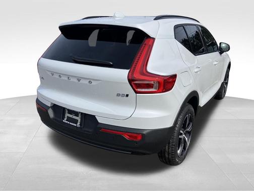 2026 Volvo XC40 B5 Core