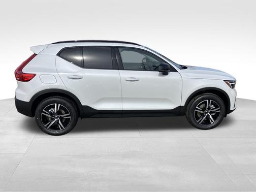 2026 Volvo XC40 B5 Core