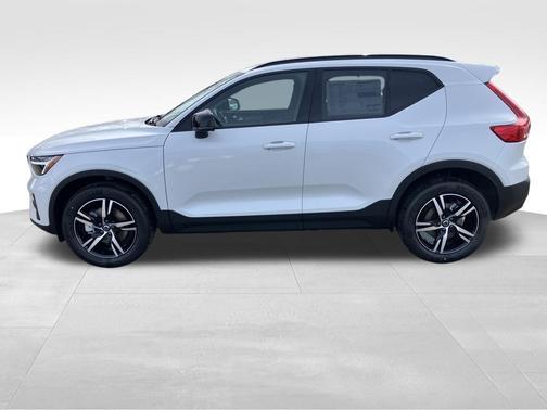 2026 Volvo XC40 B5 Core
