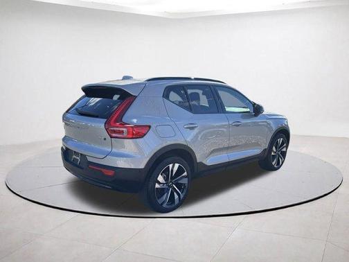 2025 Volvo XC40 B5 Plus Dark Theme