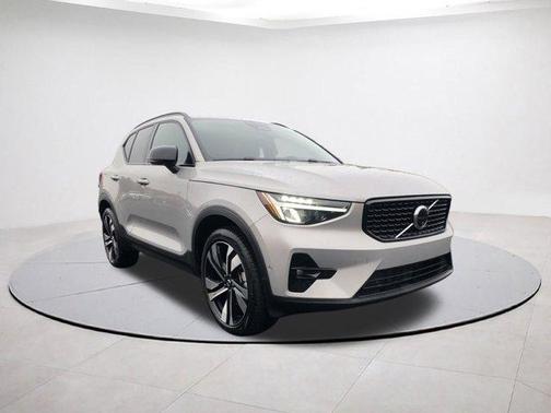 2025 Volvo XC40 B5 Plus Dark Theme