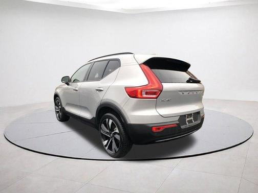 2025 Volvo XC40 B5 Plus Dark Theme