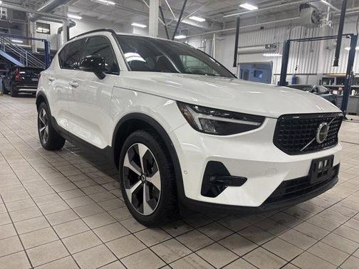 2025 Volvo XC40 B5 Plus Dark Theme