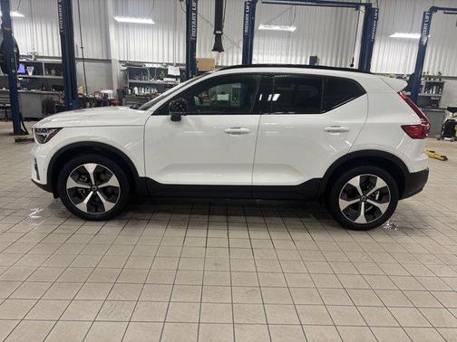 2025 Volvo XC40 B5 Plus Dark Theme