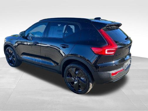 Ultra Black 2026 Volvo XC40 B5 Ultra Black Edition