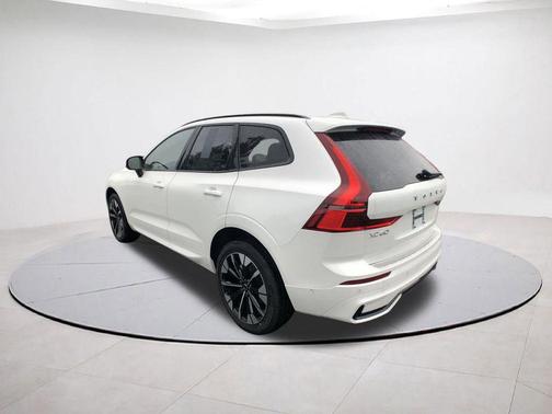 2026 Volvo XC60 B5 Plus