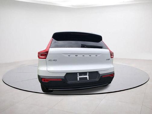 2026 Volvo XC40 B5 Core