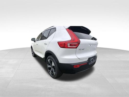 2026 Volvo XC40 B5 Core