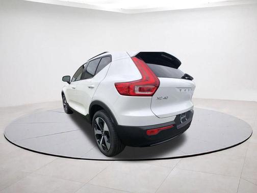 2026 Volvo XC40 B5 Core