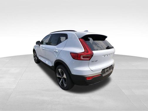 2026 Volvo XC40 B5 Plus