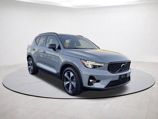 2025 Volvo XC40 B5 Plus Dark Theme