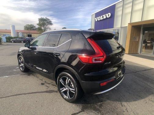 2025 Volvo XC40 B5 Core Bright Theme