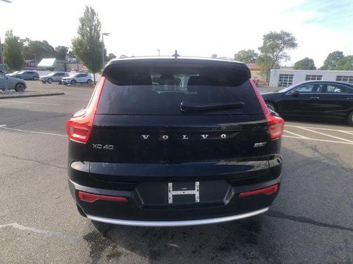 2025 Volvo XC40 B5 Core Bright Theme