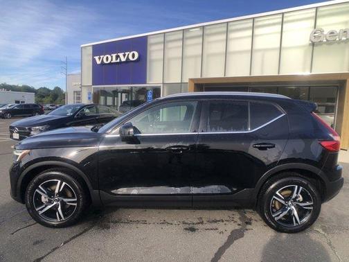 2025 Volvo XC40 B5 Core Bright Theme