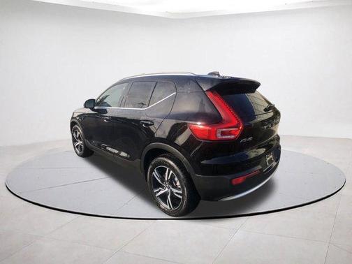 2025 Volvo XC40 B5 Core Bright Theme