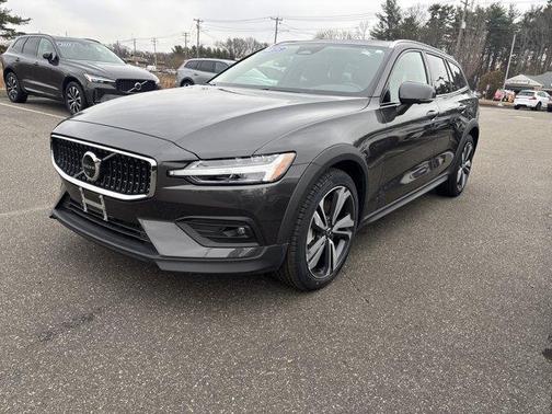 2025 Volvo V60 Cross Country B5 Plus