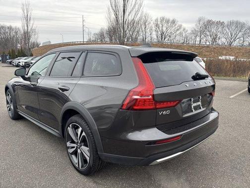 2025 Volvo V60 Cross Country B5 Plus
