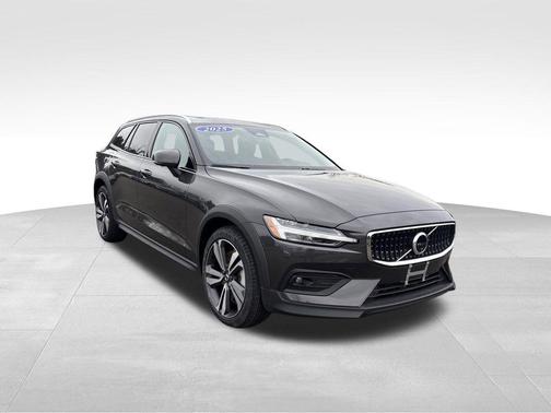 2025 Volvo V60 Cross Country B5 Plus