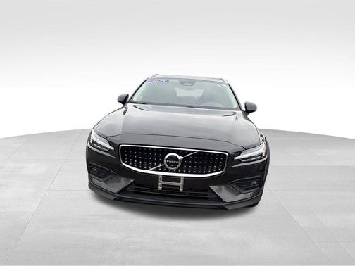 2025 Volvo V60 Cross Country B5 Plus