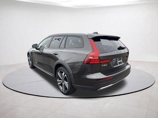 2025 Volvo V60 Cross Country B5 Plus