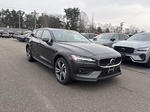 2025 Volvo V60 Cross Country B5 Plus