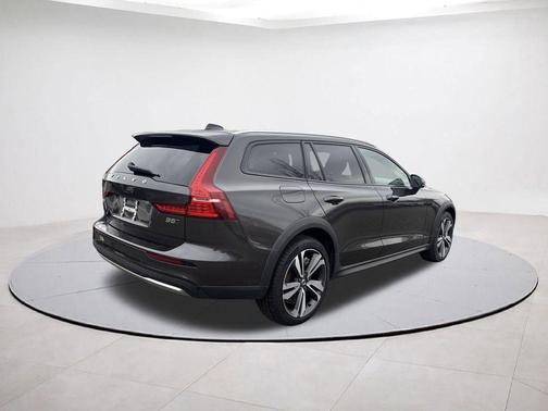 2025 Volvo V60 Cross Country B5 Plus