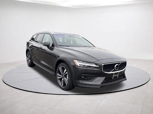 2025 Volvo V60 Cross Country B5 Plus
