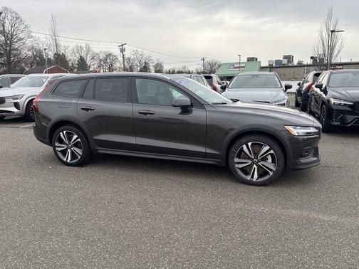 2025 Volvo V60 Cross Country B5 Plus