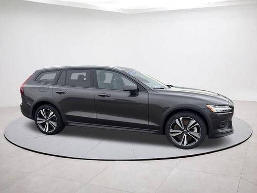 2025 Volvo V60 Cross Country B5 Plus