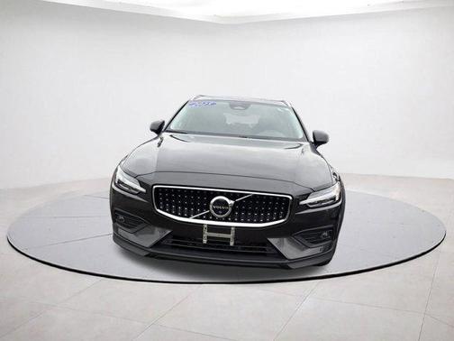 2025 Volvo V60 Cross Country B5 Plus