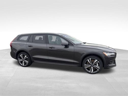 2025 Volvo V60 Cross Country B5 Plus