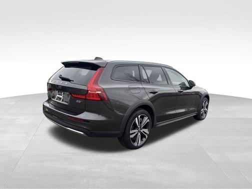 2025 Volvo V60 Cross Country B5 Plus