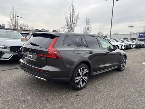 2025 Volvo V60 Cross Country B5 Plus