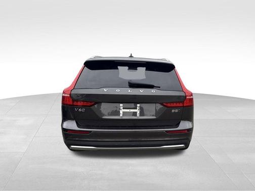 2025 Volvo V60 Cross Country B5 Plus