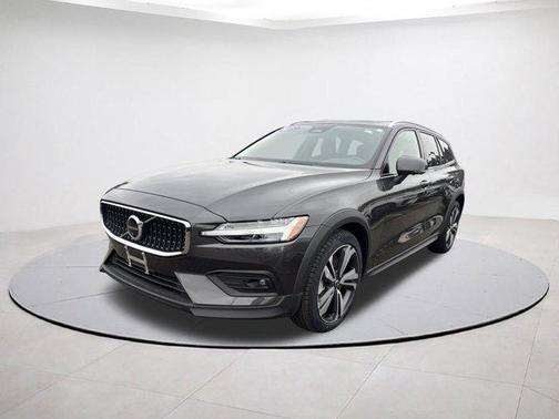 2025 Volvo V60 Cross Country B5 Plus