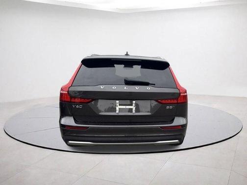 2025 Volvo V60 Cross Country B5 Plus
