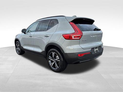 2026 Volvo XC40 B5 Core