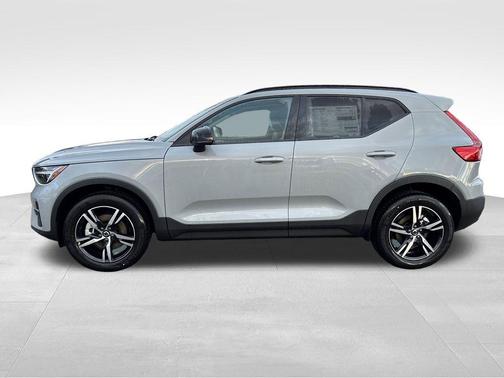 2026 Volvo XC40 B5 Core