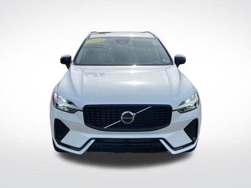 Crystal White Metallic 2024 Volvo XC60 Recharge Plug-In Hybrid T8 Core Dark Theme