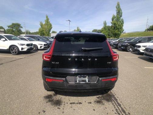 2022 Volvo XC40 T5 R-Design