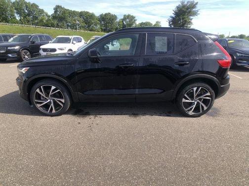 2022 Volvo XC40 T5 R-Design
