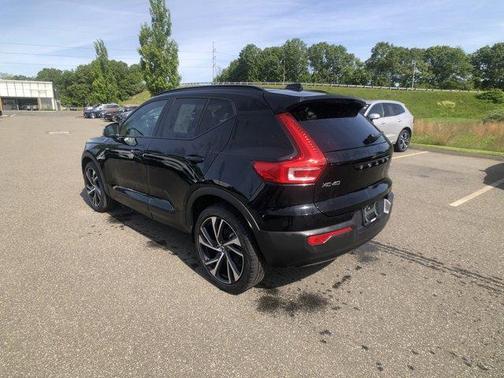 2022 Volvo XC40 T5 R-Design