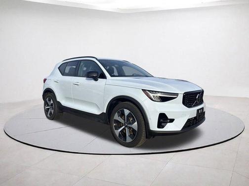 2025 Volvo XC40 B5 Plus Dark Theme