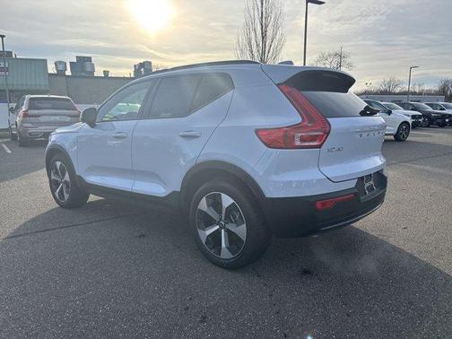 2025 Volvo XC40 B5 Plus Dark Theme