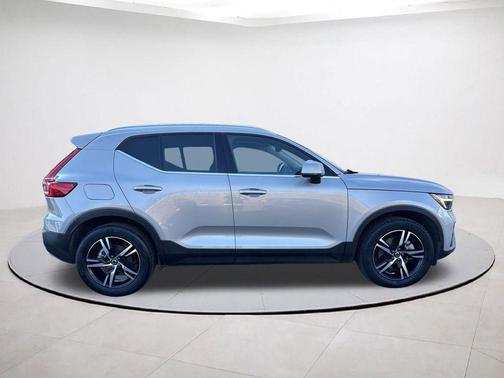2025 Volvo XC40 B5 Core Bright Theme