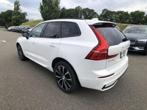 2023 Volvo XC60 B5 Plus Dark Theme