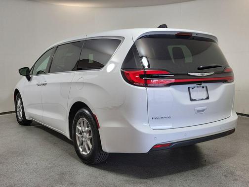 Bright White Clearcoat 2026 Chrysler Pacifica L