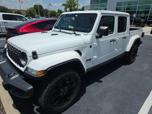 Bright White Clearcoat 2024 Jeep Gladiator Sport